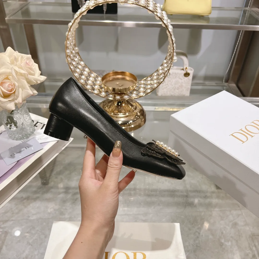 👟👟Ex-factory price 560👟👟 2024 early spring new style ◼️Dior ◼️Dior spring and summer latest fashion show haute couture series sandals Bow Mary Jane ——— Ldylle retro Roman style doll women's sandals CD pearl five metal buckle bow low-heeled women's single shoes Original development top high-end version Material: imported cow patent leather upper + water-dyed sheepskin lining + original molded pearl buckle + Italian genuine leather outsole Size: 34-40 (34.40. Customization is non-refundable and non-exchangeable) Heel height: 4.5cm 8.5cm